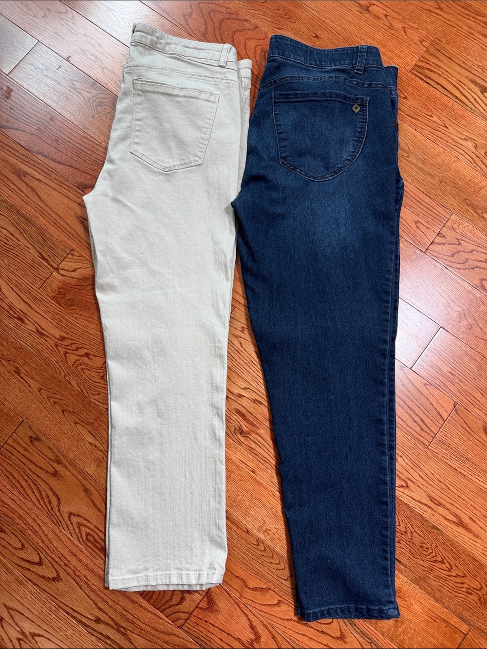 Democracy Jeans Ab tech in Dark Blue and Flexellent in Cream